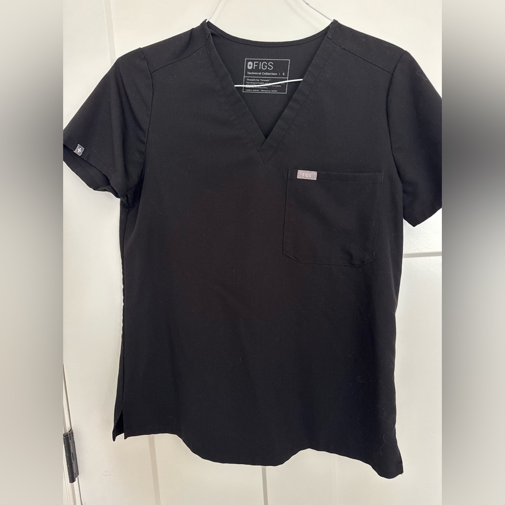 FIGS Women’s Black Scrub Set